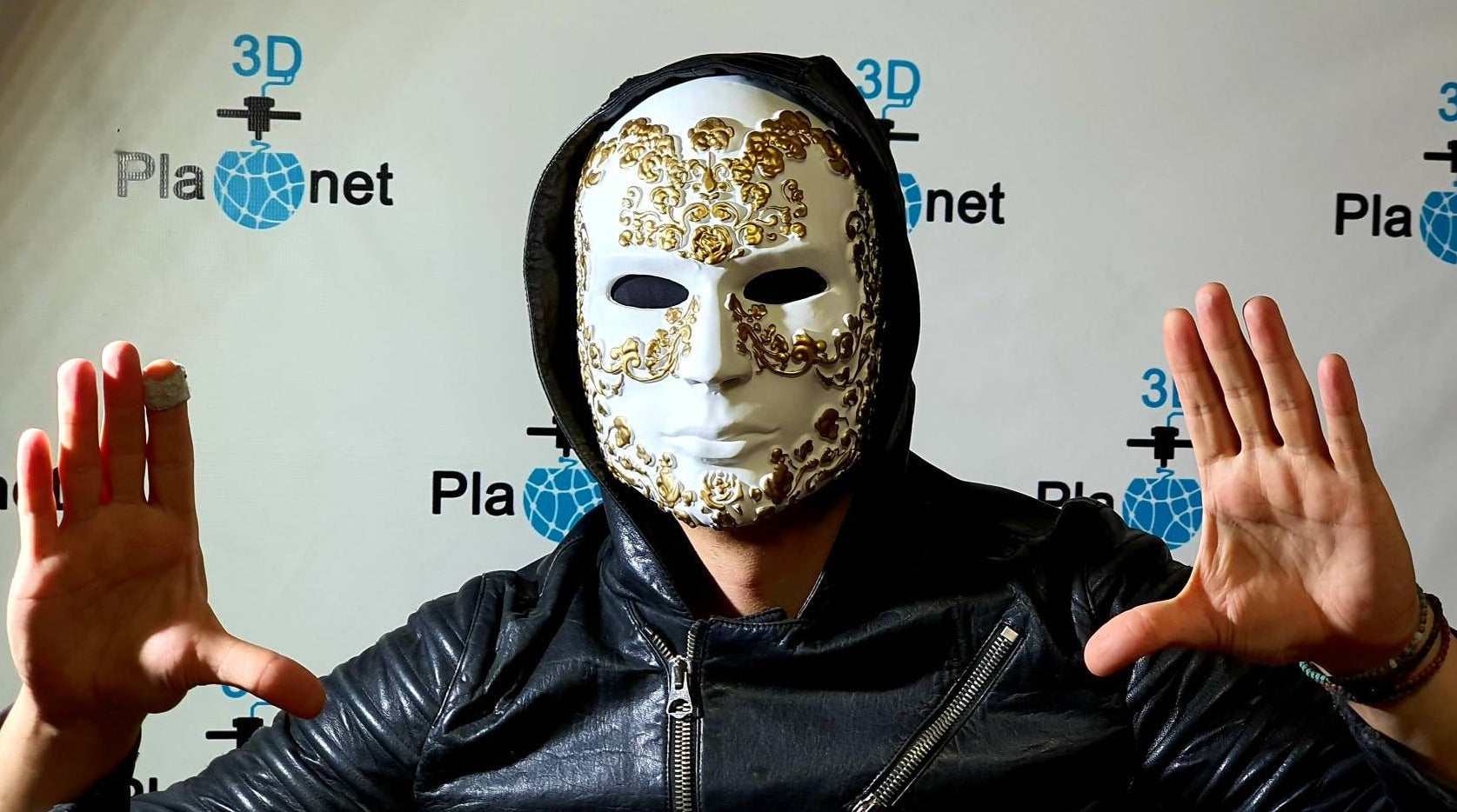 Incognito White and Gold Mask